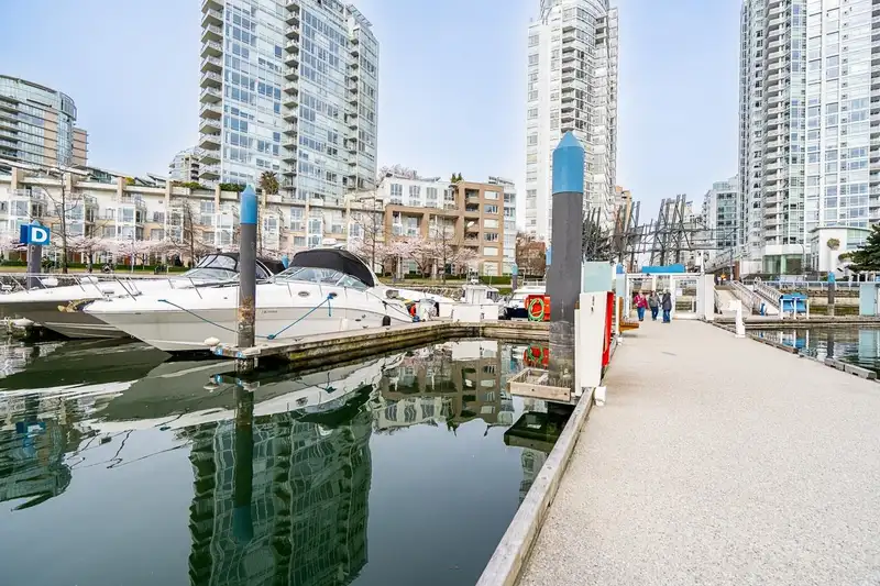 D7 1088 MARINASIDE CRESCENT - photo 3 of 22