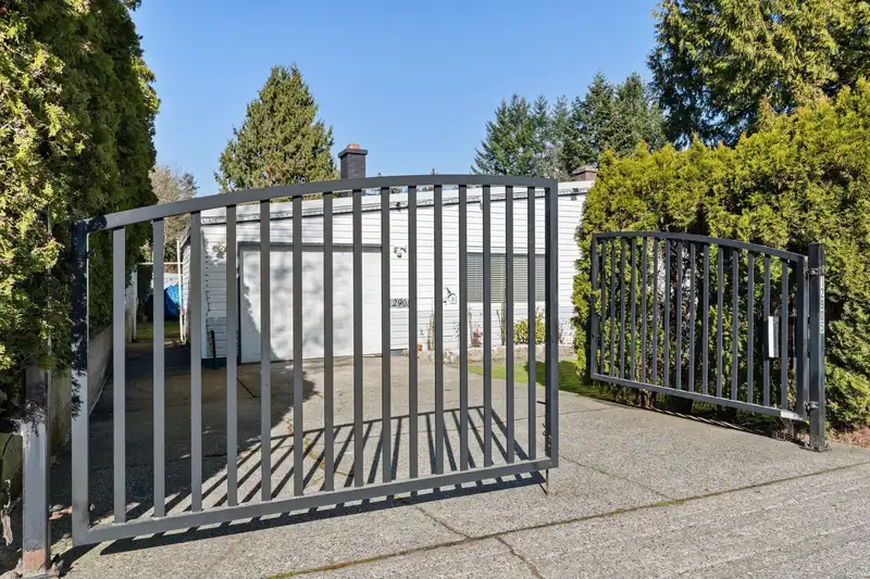 12905 104 AVENUE - photo 2 of 40
