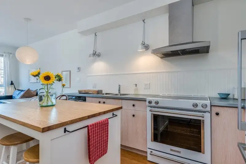 208 205 E 10TH AVENUE - photo 4 of 40