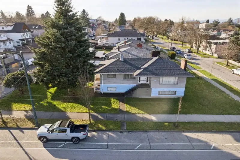 925 NANAIMO STREET - photo 1 of 34