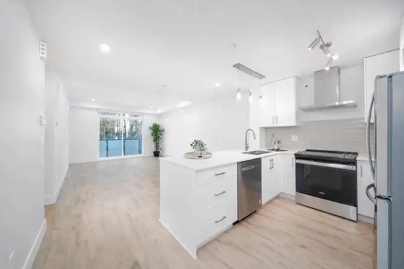 30 6328 KING GEORGE BOULEVARD - photo 2 of 13