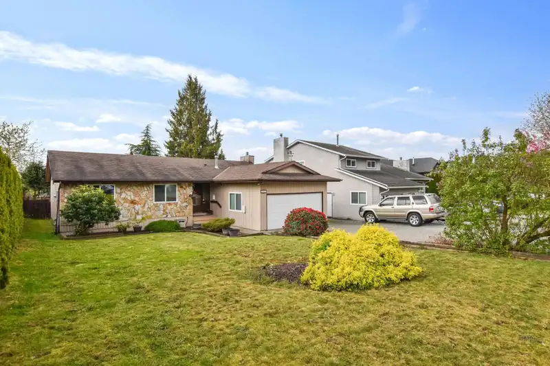 32438 BADGER AVENUE - photo 2 of 26