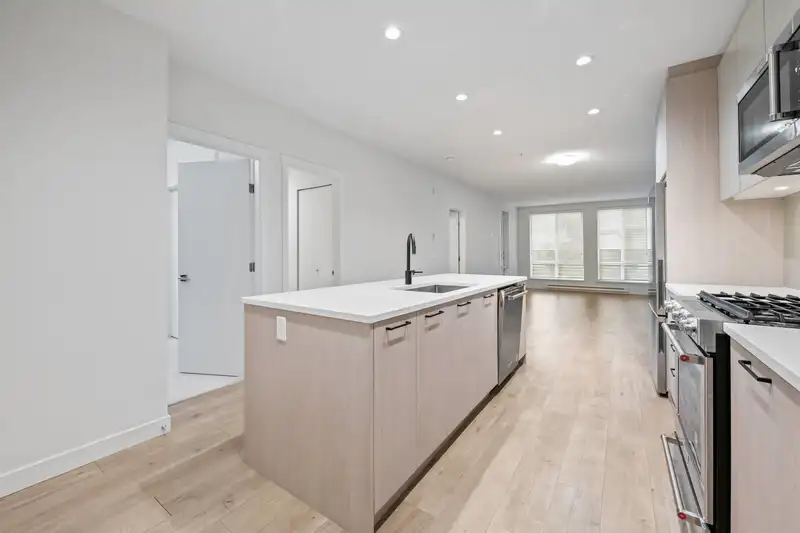 203 707 COMO LAKE AVENUE - photo 2 of 27
