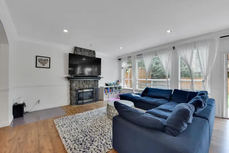 21690 89 AVENUE - photo 4 of 40