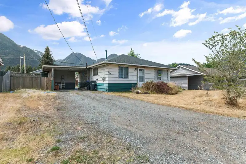 578 THACKER AVENUE - photo 1 of 32