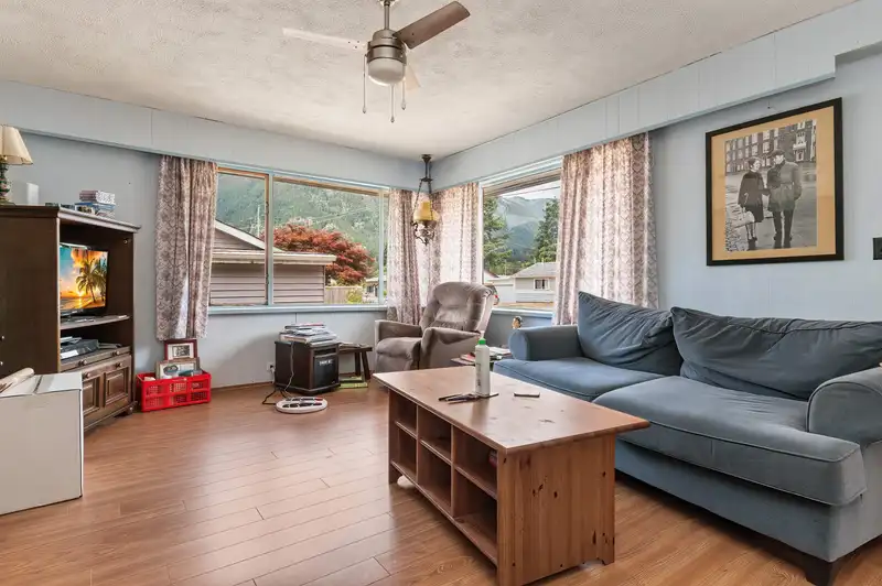 578 THACKER AVENUE - photo 4 of 32