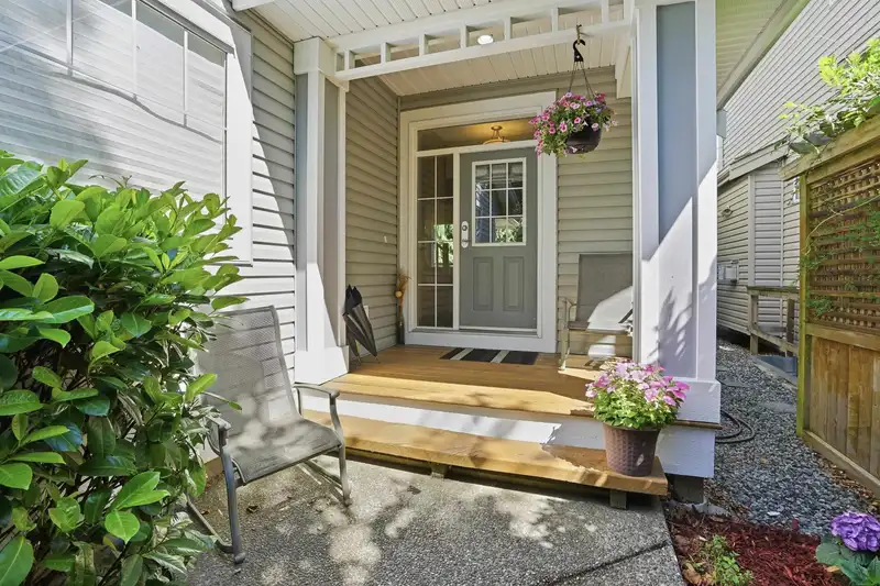 21163 82A AVENUE - photo 2 of 39