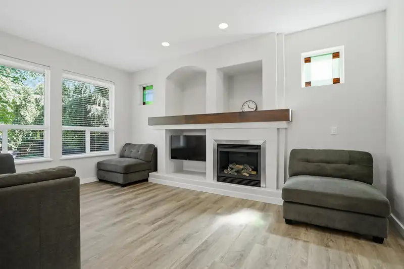 21163 82A AVENUE - photo 3 of 39
