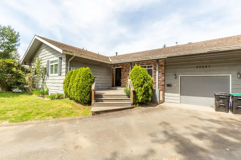 20281 47A AVENUE - photo 3 of 40