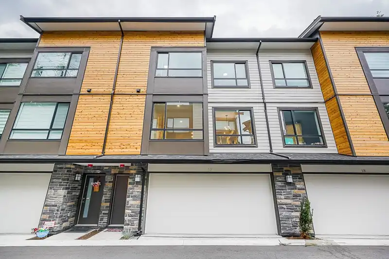 17 20559 86 AVENUE - photo 1 of 12