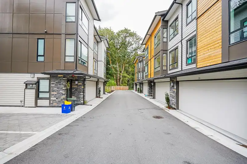 17 20559 86 AVENUE - photo 2 of 12