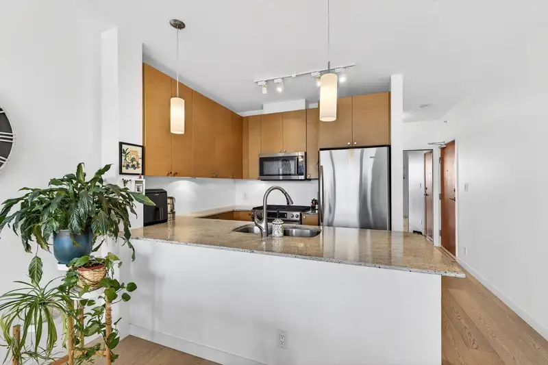 2209 110 BREW STREET - photo 2 of 29