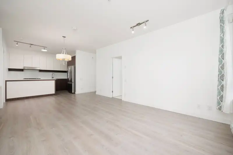 207 555 FOSTER AVENUE - photo 3 of 19