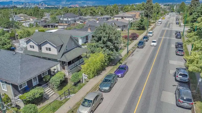 4265 SLOCAN STREET - photo 4 of 40