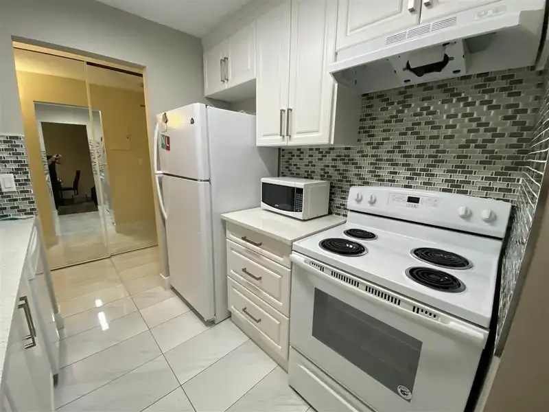 312 13977 74 AVENUE - photo 1 of 11