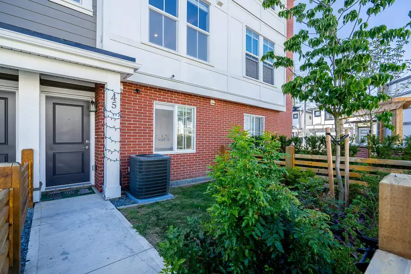 45 20680 76B AVENUE - photo 2 of 25