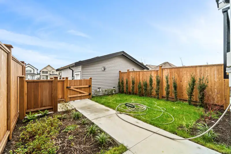 20997 83 AVENUE - photo 3 of 25