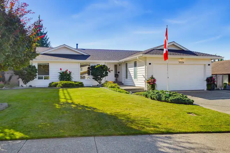 31524 SUNNYSIDE CRESCENT - photo 1 of 39