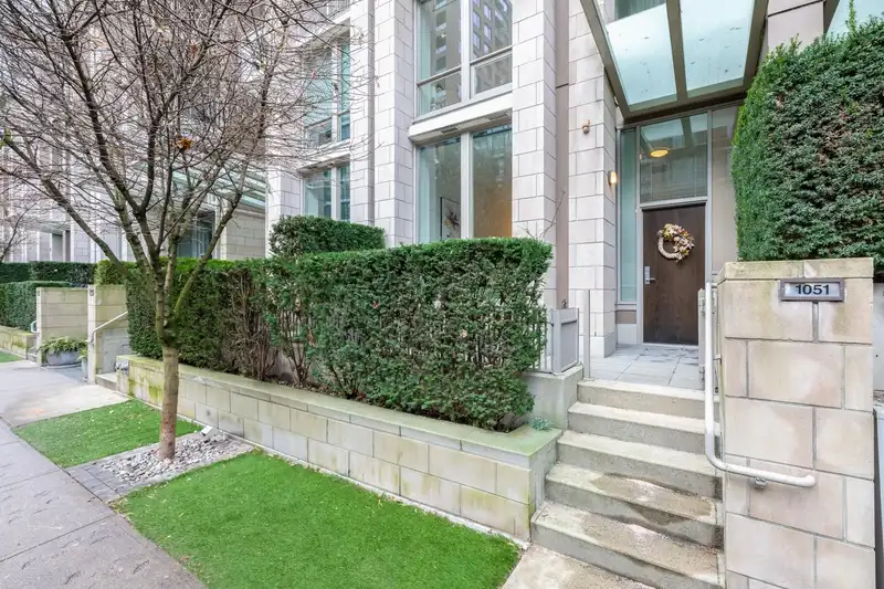 1051 RICHARDS STREET - photo 2 of 32
