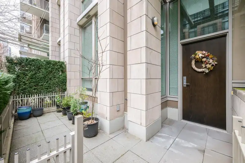 1051 RICHARDS STREET - photo 3 of 32
