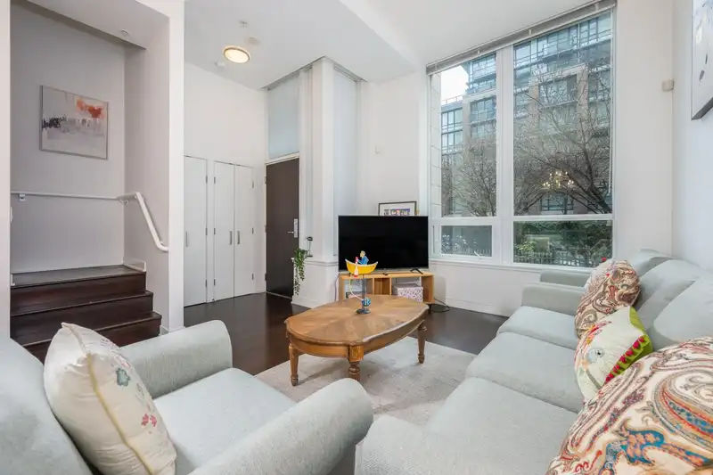 1051 RICHARDS STREET - photo 4 of 32