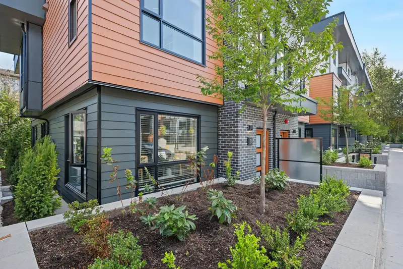 8 20926 83 AVENUE - photo 1 of 40