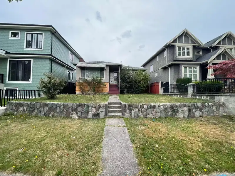 1621 E 58TH AVENUE - photo 3 of 6