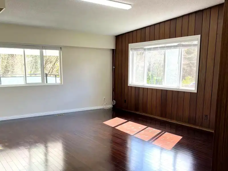 4383 PINEWOOD CRESCENT - photo 3 of 16