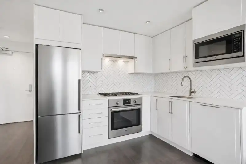 507 2435 KINGSWAY - photo 1 of 30
