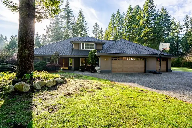 21022 42 AVENUE - photo 3 of 39