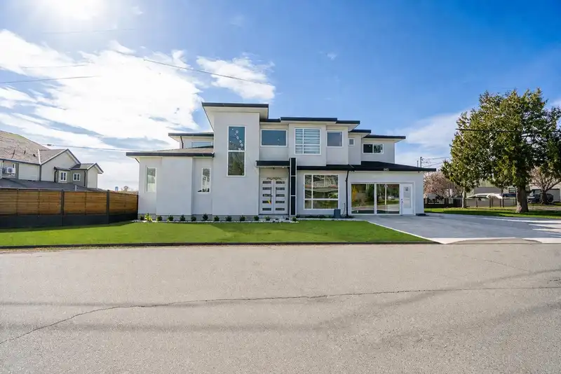 9185 139 STREET - photo 2 of 30