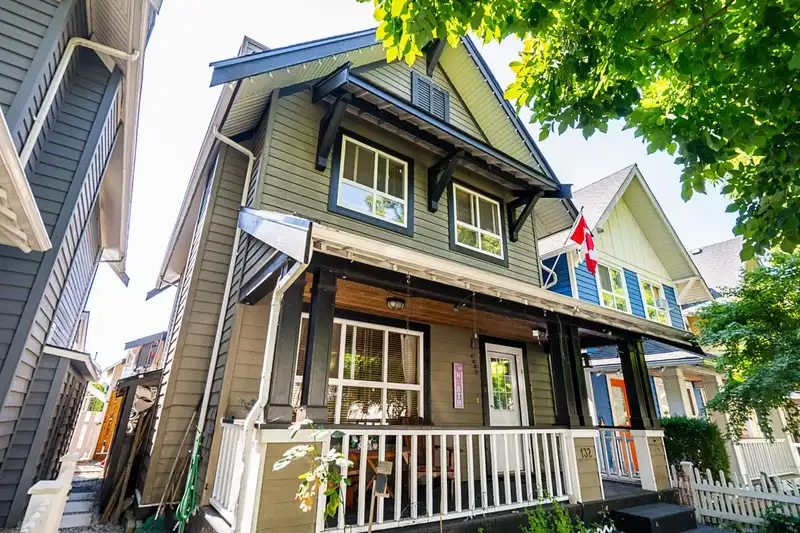 132 STAR CRESCENT - photo 3 of 39