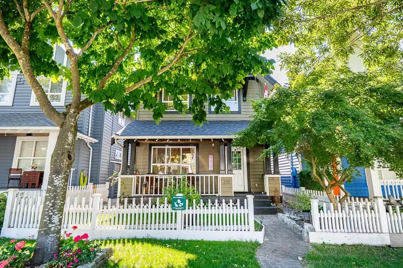 132 STAR CRESCENT - photo 4 of 39