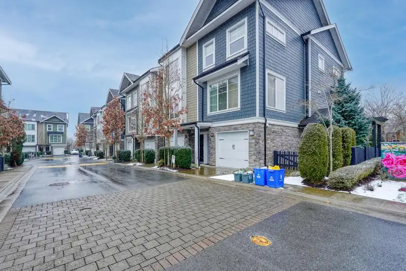 35 21150 76A AVENUE - photo 1 of 28