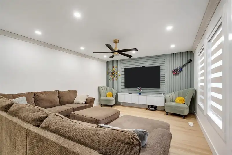 8719 140B STREET - photo 3 of 35