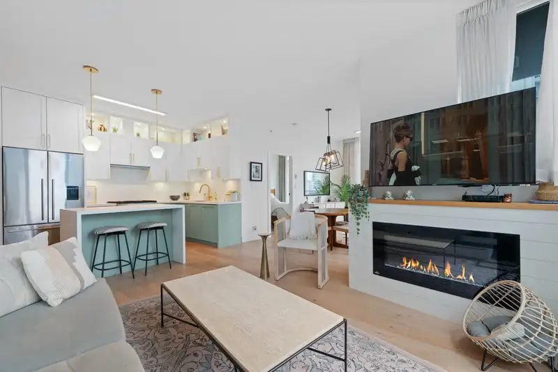 1903 1189 MELVILLE STREET - photo 3 of 37