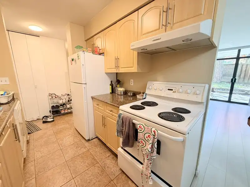 105 5932 PATTERSON AVENUE - photo 4 of 13