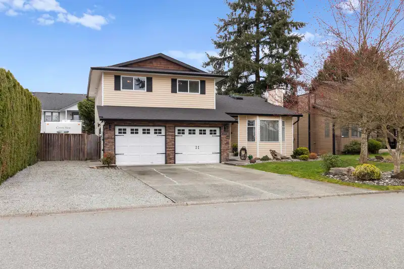 20492 WALNUT CRESCENT - photo 1 of 40