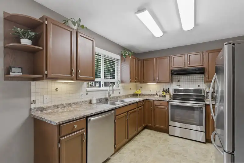 20492 WALNUT CRESCENT - photo 4 of 40