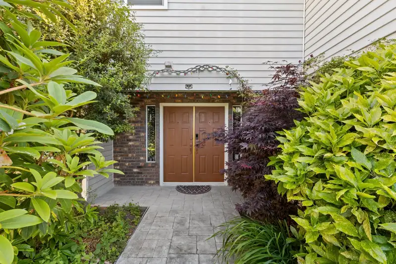 956 161A STREET - photo 2 of 40