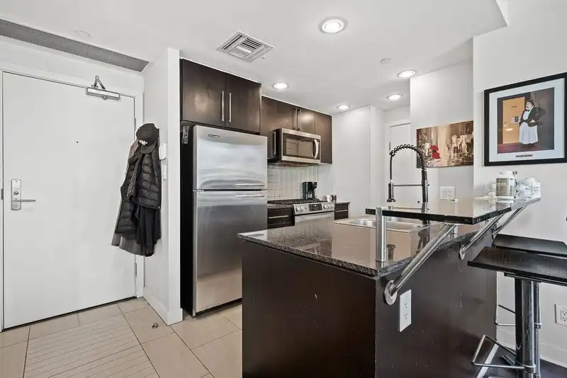 806 633 KINGHORNE MEWS - photo 2 of 30