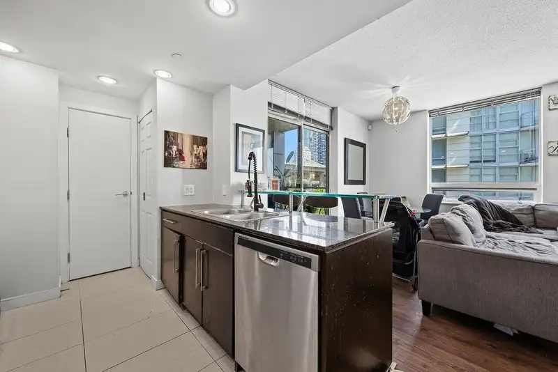 806 633 KINGHORNE MEWS - photo 3 of 30