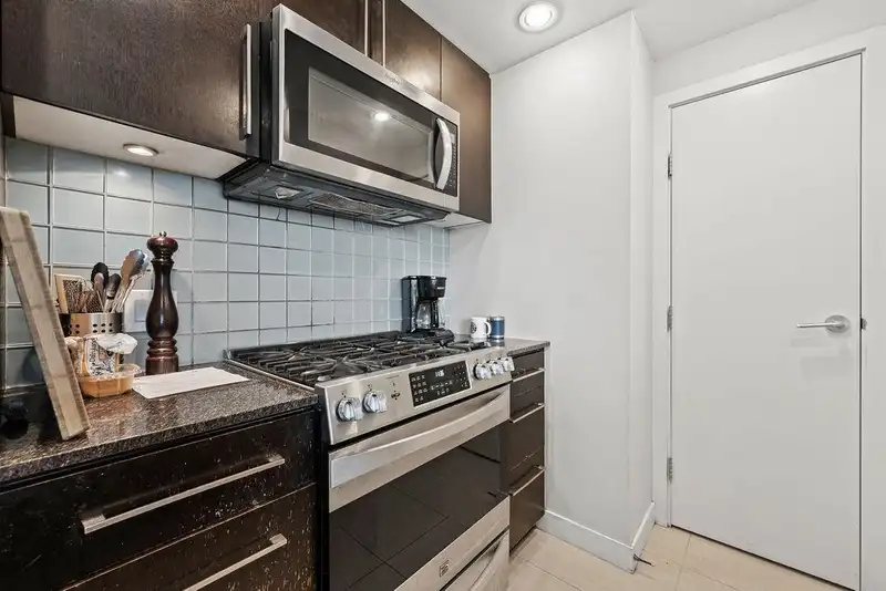 806 633 KINGHORNE MEWS - photo 4 of 30