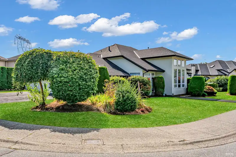 14260 82A AVENUE - photo 4 of 40