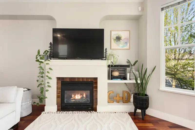 888 W 15TH AVENUE - photo 3 of 31