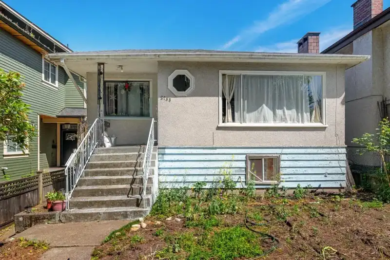 2733 E 28TH AVENUE - photo 1 of 38