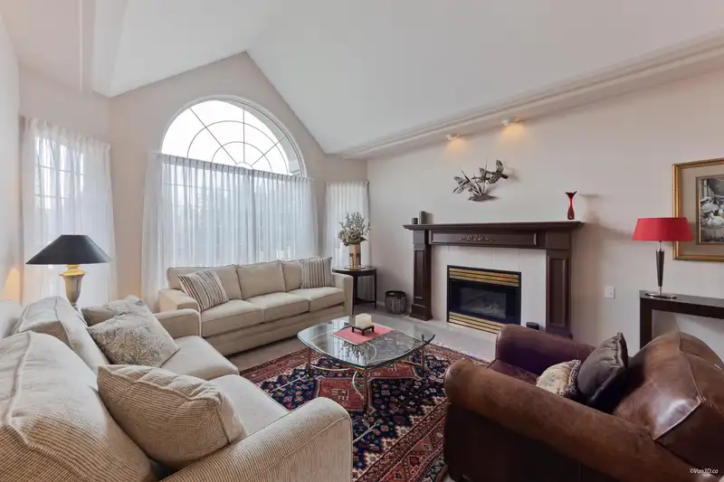 15788 92A AVENUE - photo 3 of 38
