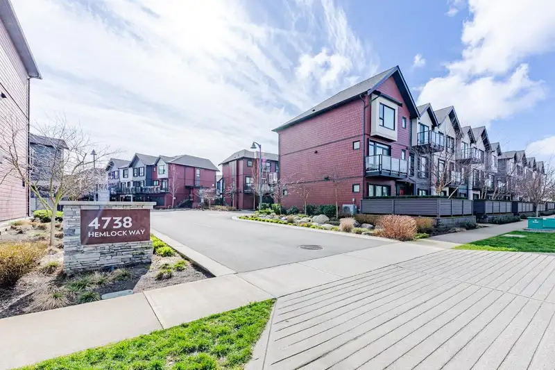 185 4738 HEMLOCK WAY - photo 1 of 40