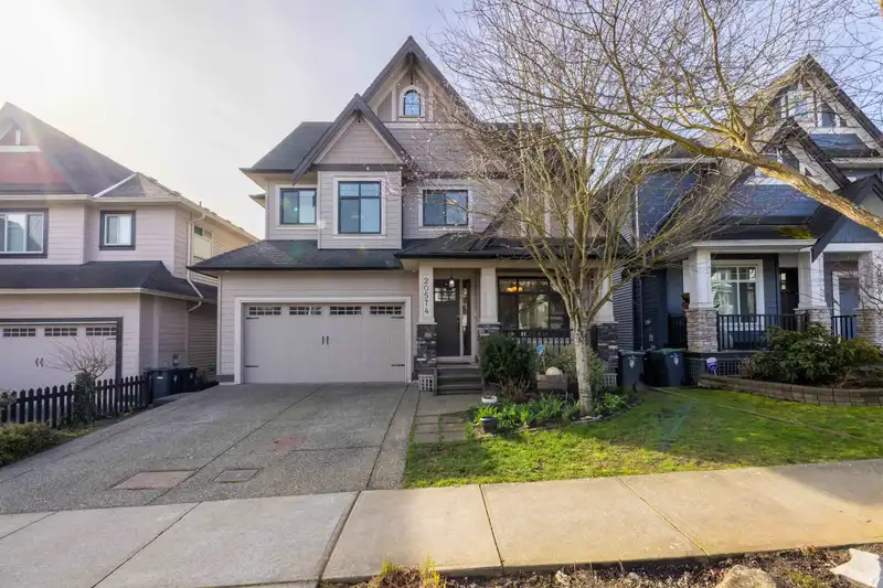 20574 69 AVENUE - photo 1 of 40