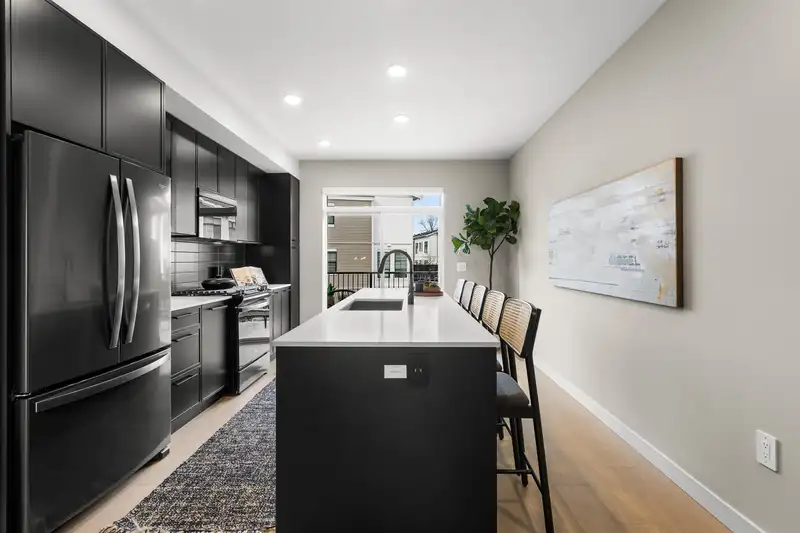 2 2886 MONTROSE AVENUE - photo 4 of 29